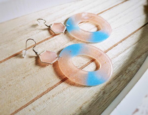 Ich habe die perfekten Ohrringe für dich! Die teilstransparenten pastellrosa-blauen o-förmigen Ohrhänger strahlen eine fröhliche Eleganz aus.