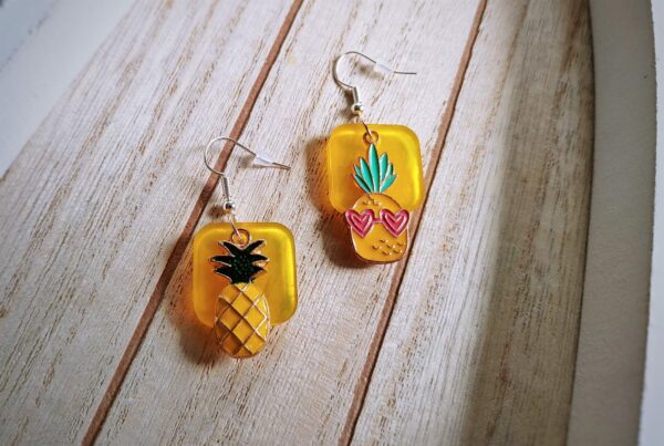 Elegante gelbe quadratische Ananas-Ohrringe für den Frischekick am Ohr. Zauberhafte Früchte-Ohrringe - handmade