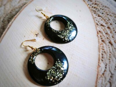 Glänzende ovale schwarze handgefertigte Ohrhänger mit schillerndem Goldglitzer geben eine elegante Kombination mit deinen Ohren ab. Wunderschöne handgefertigte Bohoohrringe.
