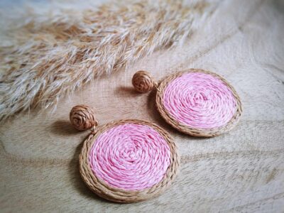 Aus geflochtenem Rattan präsentieren sich diese schönen großen runden Kreisohrringe im Boho- oder Hippiestil. Sie sind in beige und rosa gehalten.