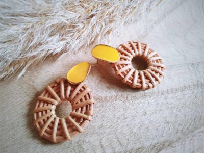 Aus einem gelben Metallstecker und geflochtenem Rattan präsentieren sich diese schönen beigen runden Kreisohrringe im Boho- oder Hippiestil.