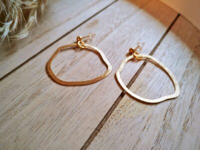 Bist du bereit für geometrischen Charme? Ich habe die perfekten Ohrringe für dich! Die sehr flachen goldenen Messinganhänger in schöner unregelmäßiger Kreisform wirken harmonisch und ausgeglichen.