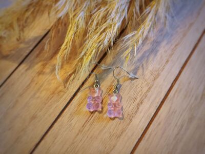 Die pfiffigen Ohrhänger in Gummibärchenform in lila-rosa bringen nicht nur kleine Gesichter zum Strahlen. Die Ohrhakenbestehen aus nickelfreiem Edelstahl und sind mit Silikonverschlüssen versehen.