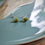 Diese handgefertigten facettierten Herzohrstecker setzen auf eine dezent-elegante Weise Akzente und überzeugen durch ein geschmackvolles Olivgrün.
