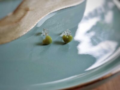 Diese handgefertigten facettierten Herzohrstecker setzen auf eine dezent-elegante Weise Akzente und überzeugen durch ein geschmackvolles Olivgrün.