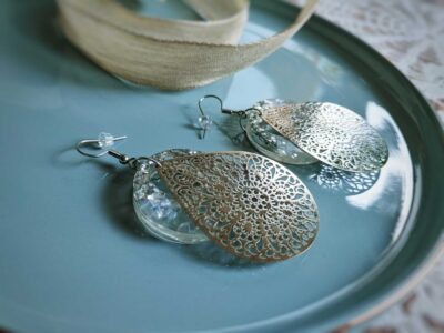 In glänzender Optik in wunderschönen Silber und glitzernden transparenten Kreisorhängern zeigen sich diese handgefertigten orientalischen Luxus-Ornament Ohrringe von ihrer stylischen Boho-Seite