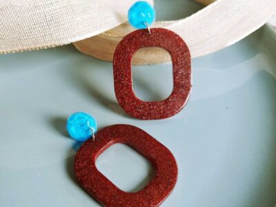 Diese wunderschönen runden-Ohrringe in den Farben Kastanienbraun und Hellblau versprühen einen eleganten Charme und geben tolle Boho-Ohrstecker ab.