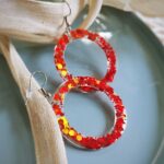 Glamourfaktor - Die handgefertigten rot glitzernden Kreis-Ohrringe  punkten durch ihre changierenden Pailletten. Super elegant.