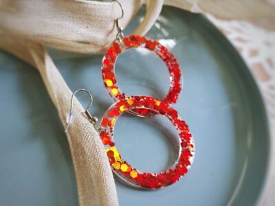 Glamourfaktor - Die handgefertigten rot glitzernden Kreis-Ohrringe  punkten durch ihre changierenden Pailletten. Super elegant.