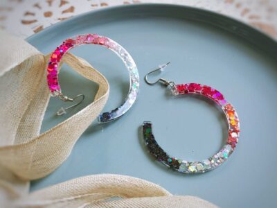 Diese handgefertigten glitzernden Pailletten-Ohrringe in Form eines großen "C" warten mit den Farben Pink, Rosa, Silber und Schwarz auf.