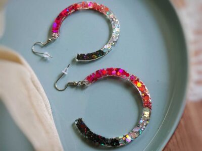 Diese handgefertigten glitzernden Pailletten-Ohrringe in Form eines großen "C" warten mit den Farben Pink, Rosa, Silber und Schwarz auf.